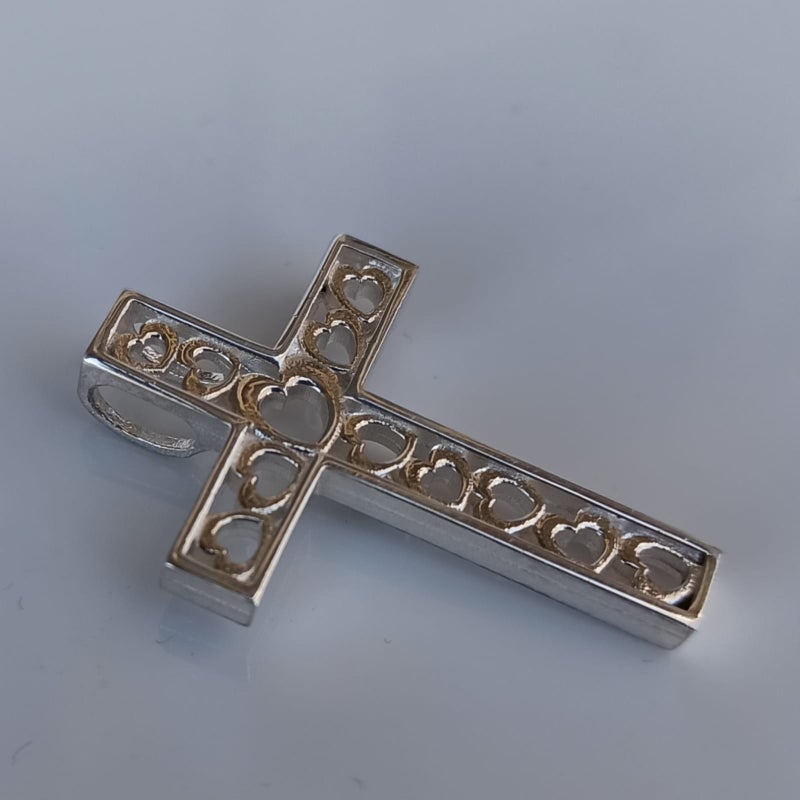 Hopearisti kullatuilla syd&auml;nkuvioilla